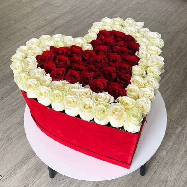 باکس گل قلبی 80 شاخه تزیین شده با رز هلندی قرمز و سفید - باکس گل مدل 607