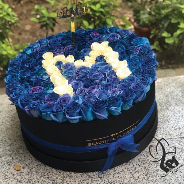 باکس گل رز حروف با گل های آبی برای تولد مردانه